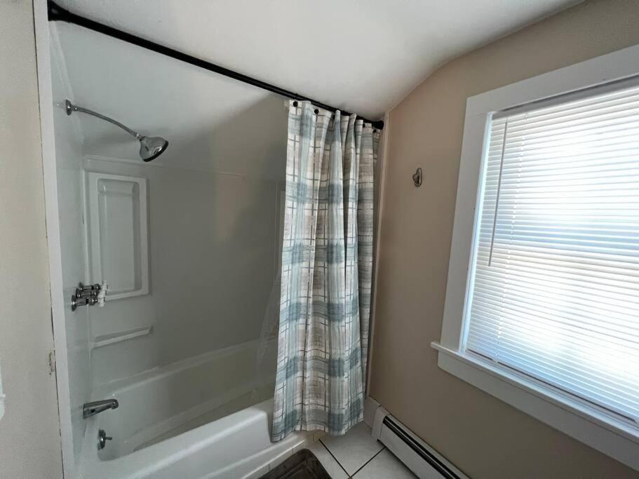 Spacious 5 Bedroom Home W/ Hot Tub North East Exterior photo